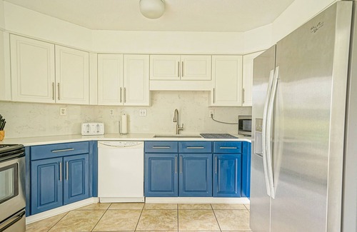 Holiday Isle House | Shoreline Towers Townhome 2~Sleeps 8, Steps to Beach, Pool, Lake Monthly Rates!