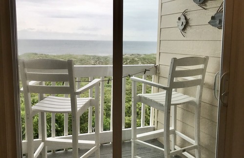 Morehead City Condo | “Shorely Anchored” DIRECT OCEAN FRONT Top Floor! Beautifully Renovated!