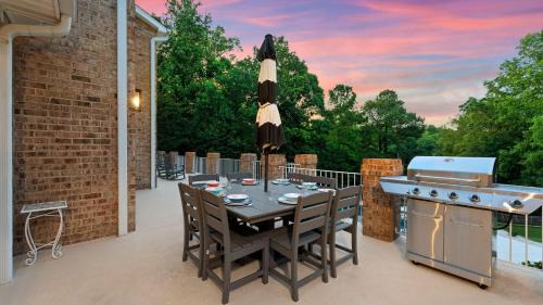 Huntersville House | Shoreway Cove by AvantStay Waterfront Pool Dock