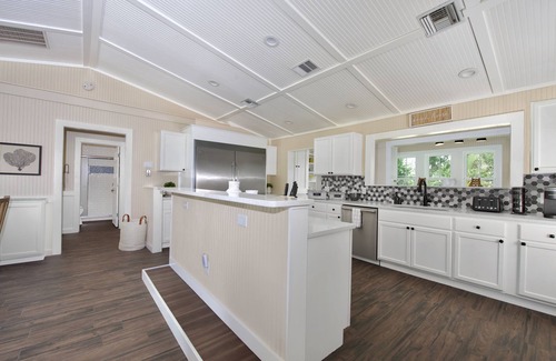 Mid Island House | Short Walk to the Beach - 4BR Shell Bound