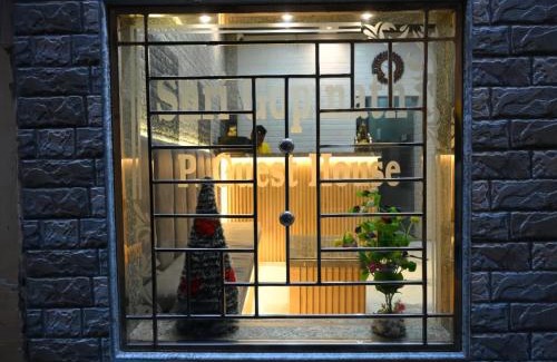 Varanasi House | Shri Gopinath In