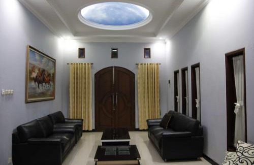 Baturetno House | Shrine Guest House