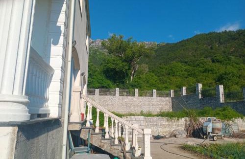 Sakës Other | Shtepia e Bardhe