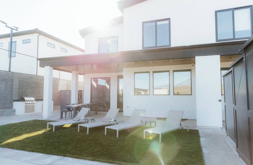 Hurricane House | SIDE B: Private Pool, Trampoline room, Theater, Hot Tub and More!