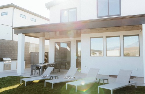 Hurricane House | SIDE B: Private Pool, Trampoline room, Theater, Hot Tub and More!