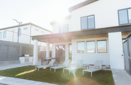 Hurricane House | SIDE B: Private Pool, Trampoline room, Theater, Hot Tub and More!