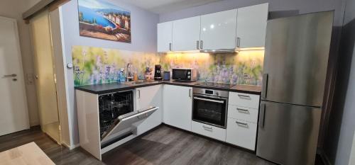 Siegen Apartment | Siegen Oberstadt mit Küche und 75 Zoll TV