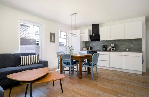 Eilsum Apartment | Sielkieker - Neue 72qm Ferienwohnung für 4 Personen mit Terrasse Direkt am Wasser