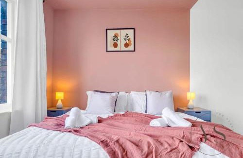 Stoke-on-Trent Apartment | Sienna Studio 1D Near Alton Towers with Free Wi-Fi and Netflix Access