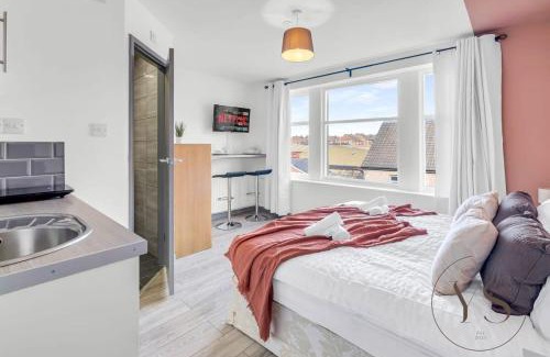 Stoke-on-Trent Apartment | Sienna Studio 1D Near Alton Towers with Free Wi-Fi and Netflix Access