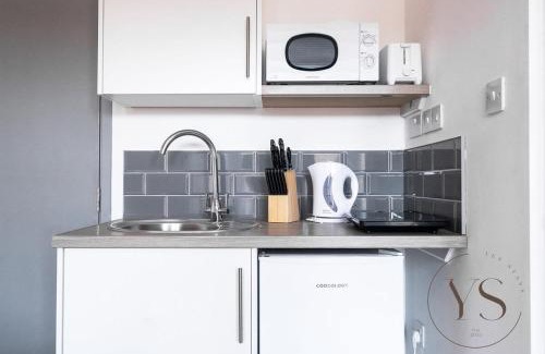 Stoke-on-Trent Apartment | Sienna Studio 1D Near Alton Towers with Free Wi-Fi and Netflix Access