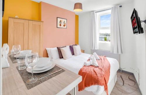 Stoke-on-Trent Apartment | Sienna Studio 1E Near Alton Towers with Free Wi-Fi and Netflix Access