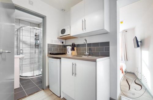 Stoke-on-Trent Apartment | Sienna Studio 1E Near Alton Towers with Free Wi-Fi and Netflix Access