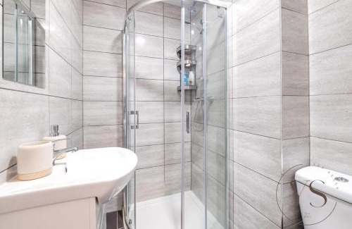 Stoke-on-Trent Apartment | Sienna Studio 1E Near Alton Towers with Free Wi-Fi and Netflix Access