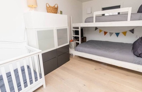 Bongard House | Signal House is Waiting for you!