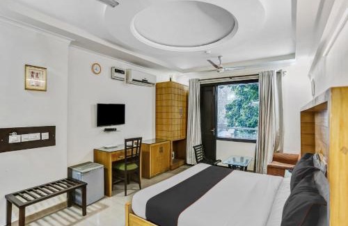 East of Kailash Hotel | Signature Plaza By MERRIMENT