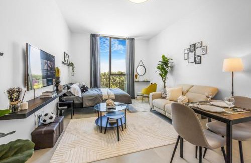 Sharjah Apartment | Silhouette Suite Studio by JK