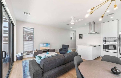 Old Man Bay Condo | Silver Reef #4 - 2 BR LUXE Oceanfront & Pool