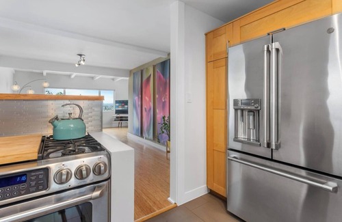Los Feliz Apartment | Silverlake stunner w/deck and Hollywood sign views