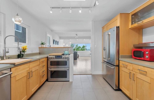 Los Feliz Apartment | Silverlake stunner w/deck and Hollywood sign views
