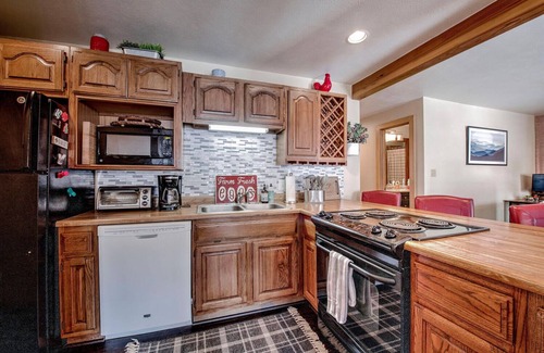 Wildernest Condo | Silverthorne Condo with Mtn views, Pool & Hot tub