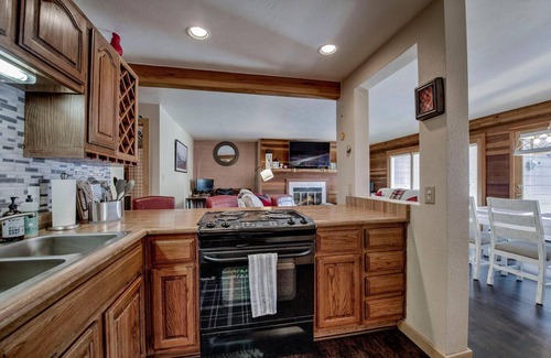Wildernest Condo | Silverthorne Condo with Mtn views, Pool & Hot tub