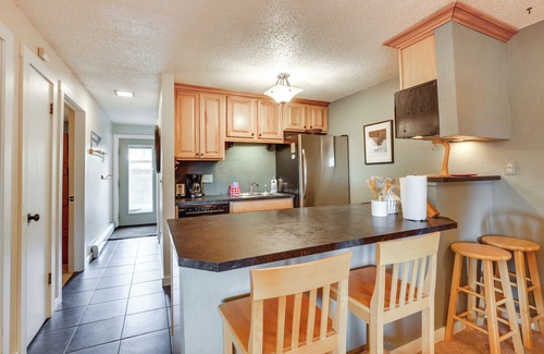 Mountain Country Apartment | Silverthorne Condo w/Lake Views: 10 Mi to Skiing!