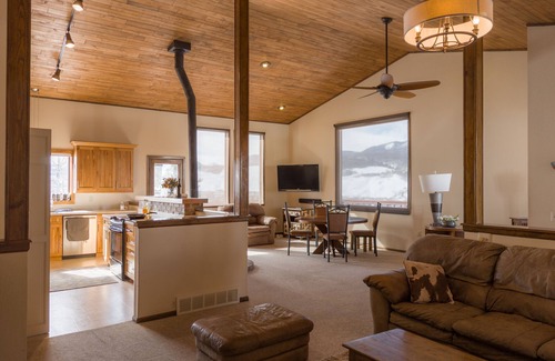 Silverthorne Cabin | Silverthorne Mountain Cabin Views and Deck - 2br