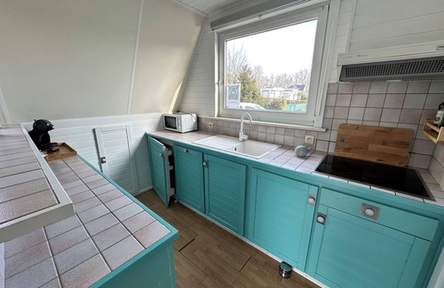 Koksijde Ski Chalet | Simple chalet with shared pool on holiday park