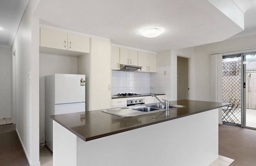 North Lakes Apartment | Simple & Sweet Mango Hill Apartment w Carpark