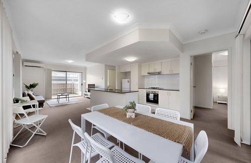 North Lakes Apartment | Simple & Sweet Mango Hill Apartment w Carpark