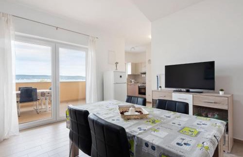 Nevidane Apartment | Simplistic Apartment in Neviđane with Balcony
