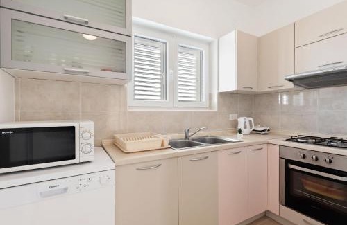 Nevidane Apartment | Simplistic Apartment in Neviđane with Balcony