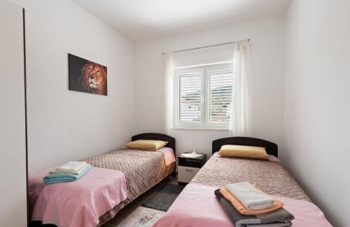 Nevidane Apartment | Simplistic Apartment in Neviđane with Balcony