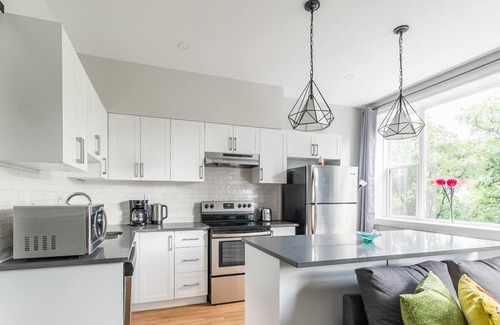 Beasley Apartment | SimplyComfort. Stylish 2Br Apartment in the Heart of Hamilton