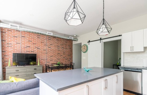 Beasley Apartment | SimplyComfort. Stylish 2Br Apartment in the Heart of Hamilton