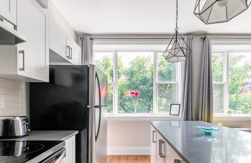 Beasley Apartment | SimplyComfort. Stylish 2Br Apartment in the Heart of Hamilton