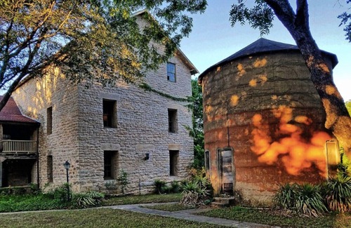 Glen Rose Apartment | Singing Trees Inn – Queen Bed Riverside Getaway