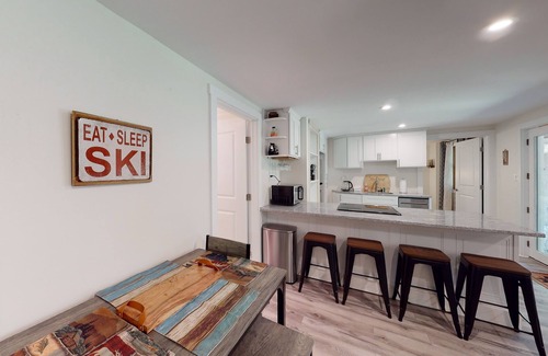 Windham House | Single-Level Duplex with Fast WiFi & a Full Kitchen - Close to Magic Mountain