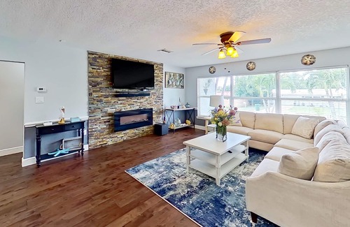 Harbor Bluffs House | Single-level home with enclosed yard, screened lanai, AC, & washer/dryer