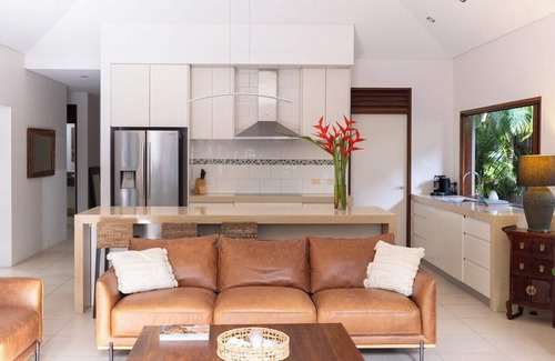 Port Douglas House | Sisanya - Port Douglas Luxury Retreat with Heated Pool & path to the beach!