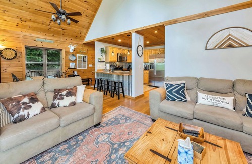 Grassy Creek Cabin | Sit n Ponder Dog-Friendly Log Cabin
