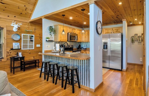 Grassy Creek Cabin | Sit n Ponder Dog-Friendly Log Cabin