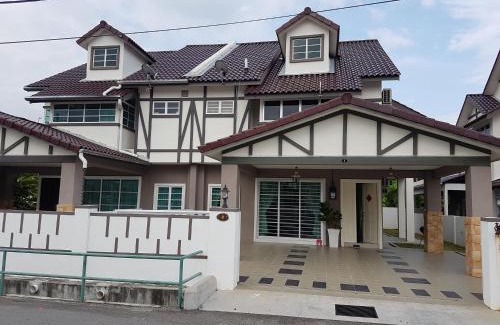 Taman Teratai House | Sitiawan Homestay Entire Semi D house