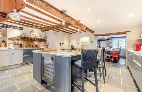 Stow-on-the-Wold Cottage | Six bed Cotswold Holiday Home - Cross Keys Cottage