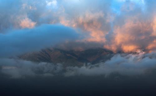 Dali Ancient Town Hotel | SIXI CANGSHAN MOUNTAINS GOLDEN SUNRISE MIRROR OF THE SKY SOUND SLEEP HOTEL DALI ANCIENT CITy