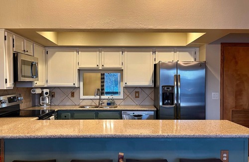 Wildernest Condo | ●■♦︎Ski Getaway❄︎ Stunning Mountain Views - HotTub