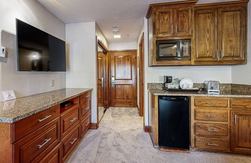 Vail Apartment | Ski-in/out condo with kitchenette, high-speed WiFi & shared pool/hot tub/laundry