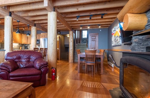 Snow Pine Estates Ski Chalet | Ski In/Out- Wood Stove - HotTub- 2 MSTR SUITES