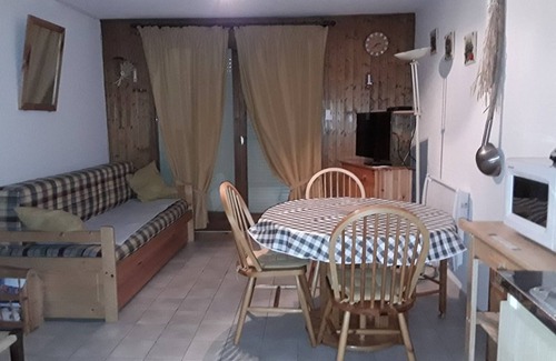 Station de Drouzin le Mont Apartment | Ski-In/Ski-Out Duplex: Balcony, Parking, Steps from Gondola/Button